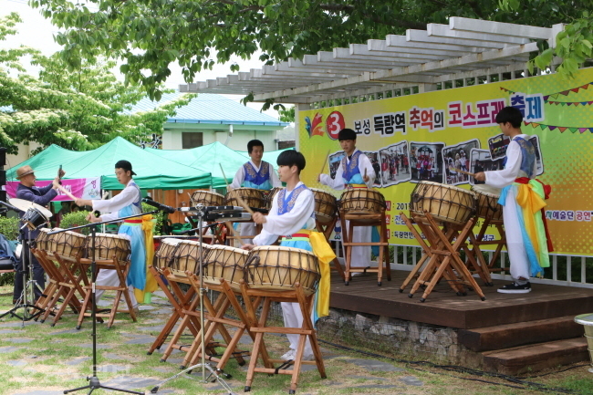▲ 보성군 득량면이 최근 7080 추억의 거리와 득량역 일원에서  관광객, 군민 등 700여명이 함께한 가운데‘제3회 득량역 추억의 코스프레축제’를 성황리에 마쳤다./보성군 제공