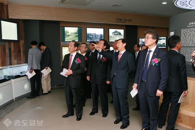 ▲ 박노권총장(사진 맨오른쪽)이 목원대 구신학관에 문을 연 한국감리교 역사관을 둘러보고 있다.