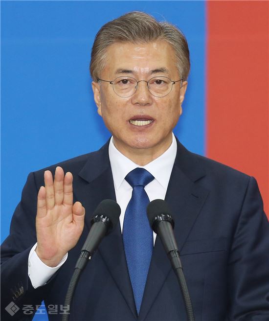 ▲ 문재인 대통령이 10일 낮 국회 본청 로텐더홀에서 열린 취임선서 행사에서 제19대 대통령 취임 선서를 하고 있다./연합