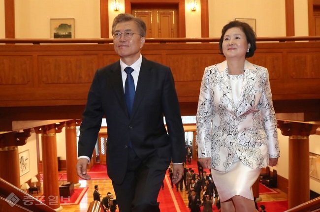 ▲ 문재인 대통령과 부인 김정숙 여사가 10일 오후 청와대에 도착, 본관 계단을 올라가고 있다./연합