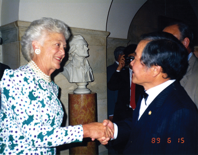 ▲ 백악관에서 바바라 부시 여사와(1989년 6월 15일)