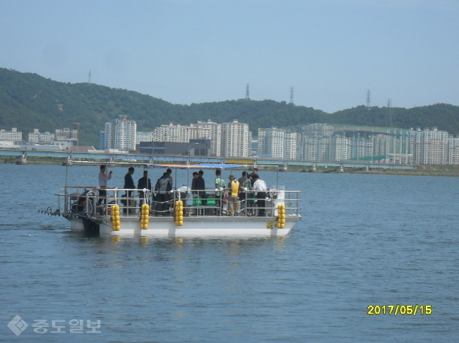 ▲ 전라남도가 여름철 불청객인 녹조의 신속한 대응과 사전 차단을 위해 녹조제거선을 건조해 지난 15일 시험운항 및 시연회를 개최하고 본격적인 운항에 들어갔다./전남도 제공