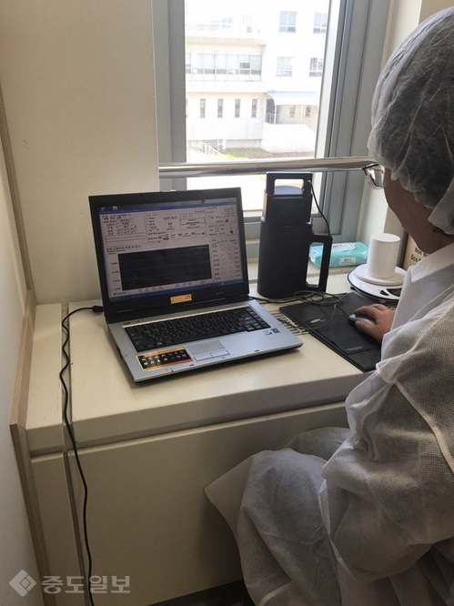 ▲ 충남도교육청 담당자가 방사능 측정기를 이용한 식재료 검사를 진행하고 있다.충남도교육청 제공.<br /> ▲ 충남도교육청 담당자가 방사능 측정기를 이용한 식재료 검사를 진행하고 있다.충남도교육청 제공.<br />