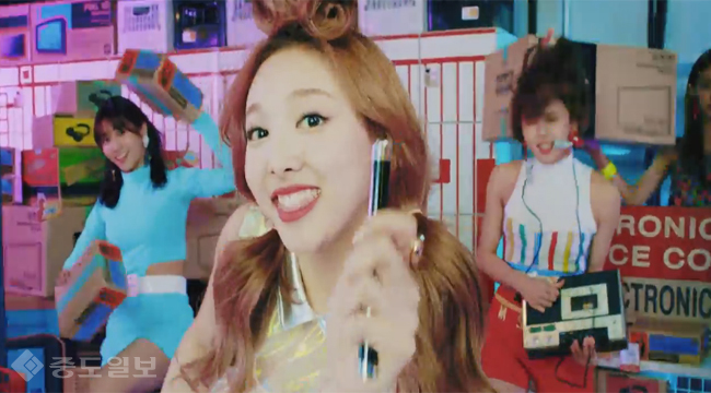 ▲ TWICE(트와이스) 'SIGNAL' M/V 유튜브 영상 캡처