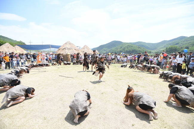 ▲ 여행주간을 맞아 충남도에 3000만명 이상의 관광객이 몰렸다. 사진은 공주 석장리 구석기 축제. <충남도제공>