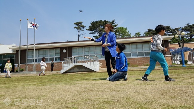 ▲ 보령 삽시도 삽시분교에 다니는 섬마을 학생들이 18일 직접 드론을 날려보고 있다./충남도교육청 제공.