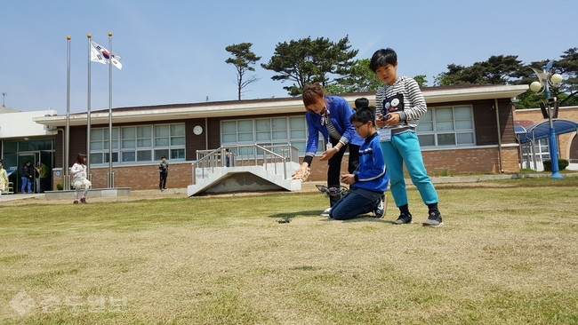 ▲ 18일 휴대전화와 조작기 등을 이용해 드론 드라이버 체험을 하는 보령시 삽시도 오천초 삽시분교 학생들./충남도교육청 제공.