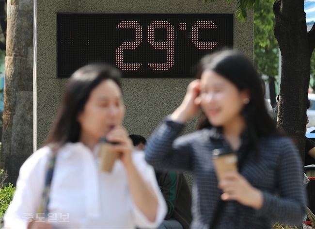 ▲ 19일은 전국이 대체로 낮 기온 30도를 기록하는 등 '초여름' 날씨를 보이겠습니다. /사진=연합뉴스