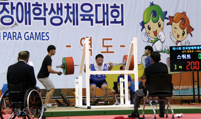 ▲ 제11회 전국 장애학생체전이 4일간의 열전을 마치고 19일 막을 내렸다. 충남은 대회 종합 2위를 기록했다. 사진은 역도 3관왕에 오른 지민호(면천중)의 역도 한국학생신기록 달성장면. <충남교육청 제공>