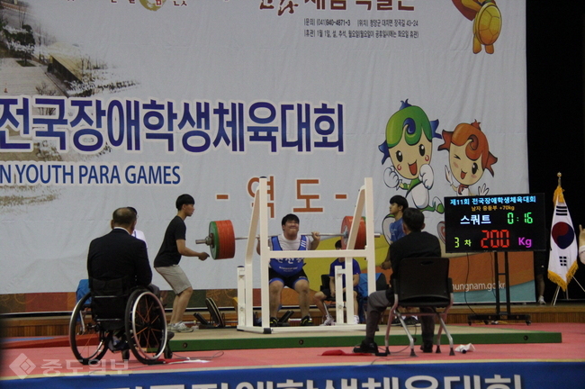 ▲ 지난 19일 제11회 전국장애학생체육대회에서 면천중 지민호 선수가 역도 스쿼트 한국 학생 신기록을 달성하고 있다./충남도교육청 제공.