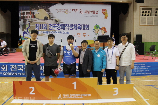 ▲ 충남 대표 면천중 지민호 선수가 지난 19일 제11회 전국장애학생체전에서 한국 학생 신기록을 세운 뒤 금메달을 목에 걸었다./충남도교육청 제공.
