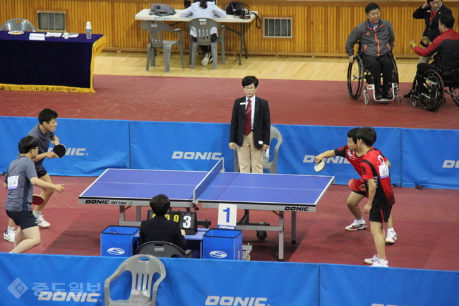 ▲ 지난 19일 제11회 전국장애학생체전에서 공주사대부고 강민기 선수와 덕산고 고성남 선수(빨간 선수복)가 탁구 복식전을 펼치고 있다./충남도교육청 제공.