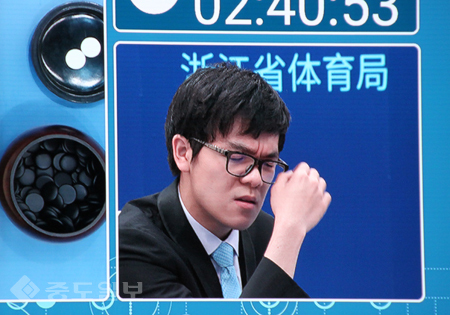 ▲ 커제(柯潔) 9단이 23일 중국 저장성 우전에서 알파고와 대결을 펼치고 있다.                      연합뉴스