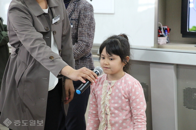 ▲ 충남 한 초등학교의 다문화 예비학교 입학식 소감발표 모습./충남도교육청 제공.