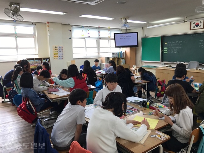 ▲ 5학년 학생들이 인간과 환경의 관계에 대한 피라미드 책을 만드는 모습.