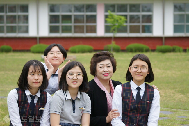 ▲ 김정 교장과 학생들 모습