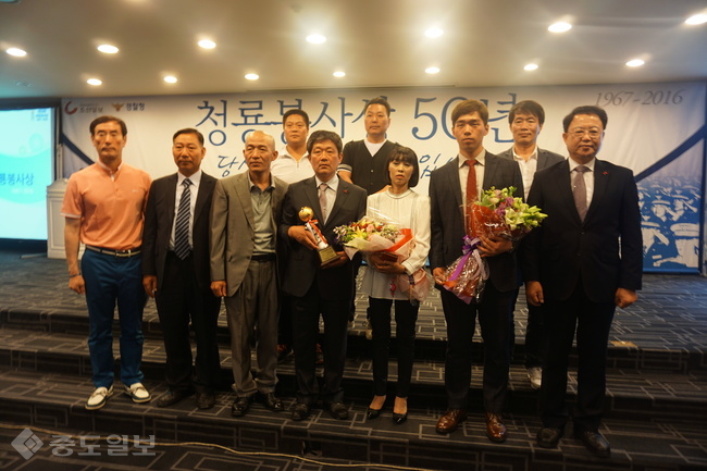 ▲ 논산 성물산 이성래 대표, 청룡봉사상 인상 수상