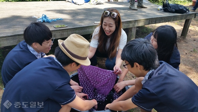 ▲ 　농협 충남지역본부(본부장 유찬형)는 25일 홍성군 홍동면 문당환경농업마을(대표 이규재)에서 천안 오성중학교 학생들과 계룡시 주부체험단을 초청해 농촌생활 체험을 통한 추억 만들기와 옛 추억을 돌아보며 농촌사랑을 키우는 농촌체험관광을 실시했다 = 충남농협 제공