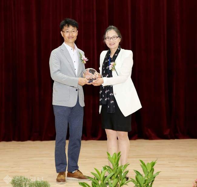 ▲ 윤경준(왼쪽) 전 인지중운영위원장이 신열호 인지중 교장으로부터 감사패를 받고 있다.