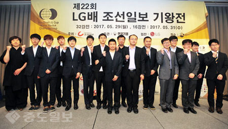 ▲본선16강에 진출한 한ㆍ중ㆍ일 선수들이 파이팅을 외치며 선전을 다짐했다. 한국기원 제공