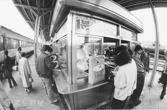▲ 1985년 3월 당시 대전역 가락국수 식당 전경. 별도의 좌석 테이블 없이 조리실 건물 주변에서 조리된 국수를 받아 그 자리에서 서서 먹는 구조였기에, 단시간에 많은 손님을 받아낼 수 있었다./출처=나무위키