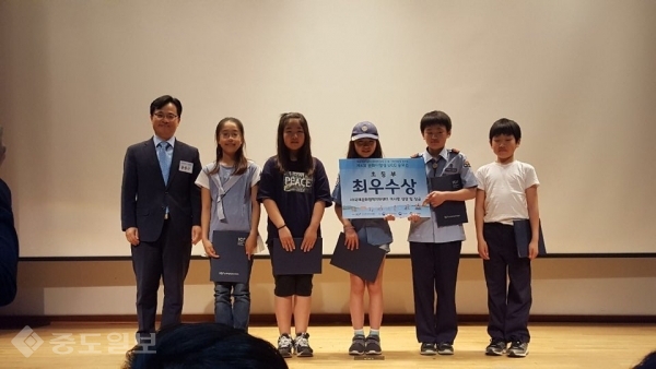 ▲ 문화다양성 UCC 공모전 수상식에서 최우수상을 수상한 서산 언암초 학생들<br /> ▲ 문화다양성 UCC 공모전 수상식에서 최우수상을 수상한 서산 언암초 학생들<br />