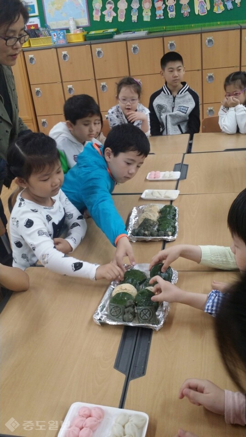 ▲ 둔포초등학교 쑥떡먹기 체험.