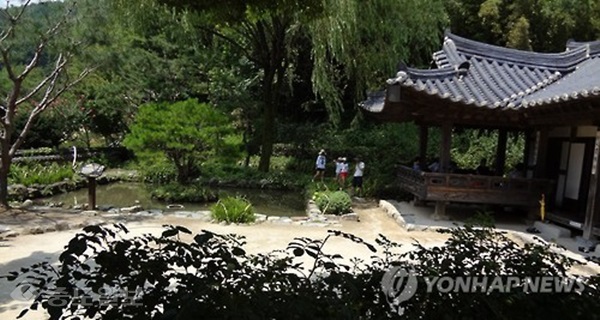 ▲ 하동 최참판댁 별당은 작은 연못과 어우러져 시원한 바람을 맞으며 풍경소리를 감상하는데 시간 가는 줄 모른다./사진=연합