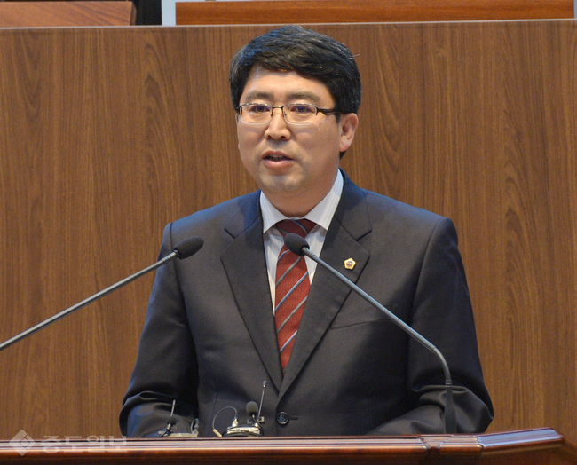 ▲ 맹정호 충남도의원. 2일 충남도의회 296회 정례회를 통해 오염물질의 농도규제에서 총발생량을 규제하도록 대산석유화학단지 주변의 대기환경규제지역 지정을 촉구했다.