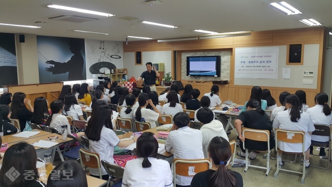 ▲ 지난달 31일 김응교 숙명여대 교수의 윤동주 시인 탄생 100주년 기념 특강에서 홍성여고 학생들이 윤동주의 시와 삶에 매료돼 귀를 기울이고 있다./홍성교육지원청 제공.