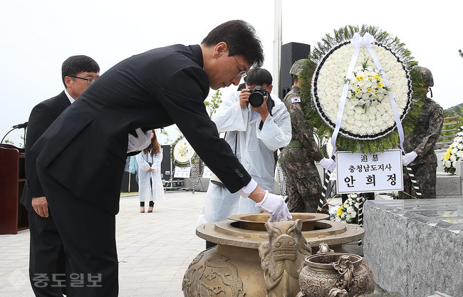 ▲ 안희정 충남지사가 6일 현충일을 맞아 내포신도시 충남보훈공원에서 열린 제62회 현충일 추념식에서 순국선열에 대한 헌화와 분향을 하고 있다.<충남도제공>  