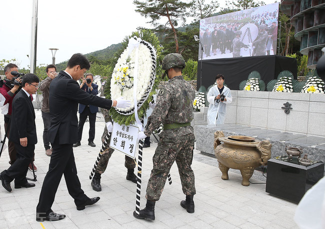 ▲ 안희정 충남지사가 6일 현충일을 맞아 내포신도시 충남보훈공원에서 열린 제62회 현충일 추념식에서 순국선열에 헌화하고 있다. <충남도제공> 