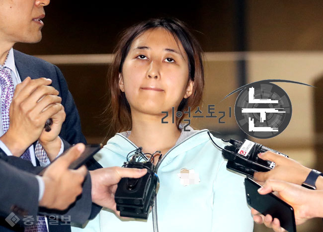 ▲ 정유라가 구속영장이 기각된 후 기자들에게 둘러싸여 질문을 받고 있는 모습/사진=연합