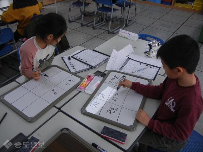 ▲ 아산 관대초의 한국어 교육.