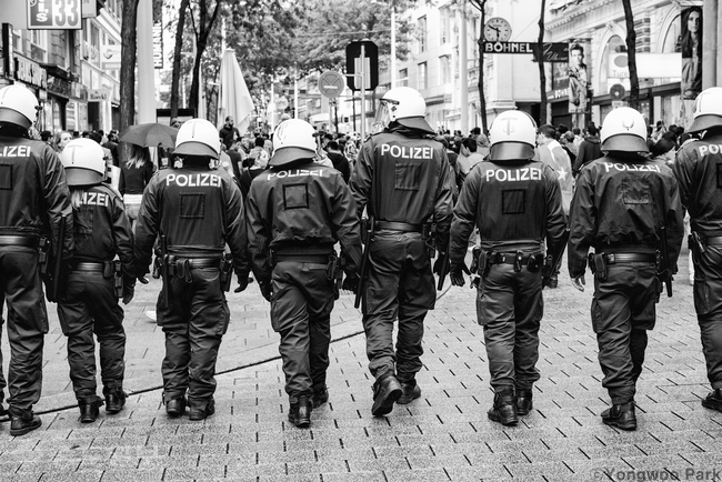 난민들을 환영하는 행진에 치안유지를 위해 오스트리아 경찰이 대기하고 있다. 비엔나= 유학생 박용우씨 제공 난민들을 환영하는 행진에 치안유지를 위해 오스트리아 경찰이 대기하고 있다. 비엔나= 유학생 박용우씨 제공