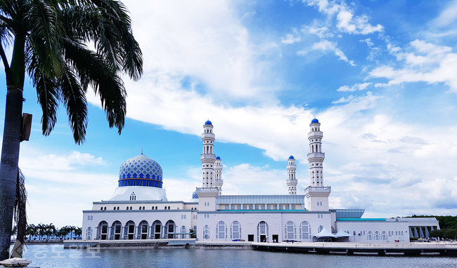 ▲ 코타 키나발루 시내에 위치한 이슬람 사원인 블루모스크(kota kinabalu city mosque). 구름이 낀 파란 하늘과 블루모스크의 컬래버레이션이 아름다움이 무엇인지 알려주는 듯 하다.