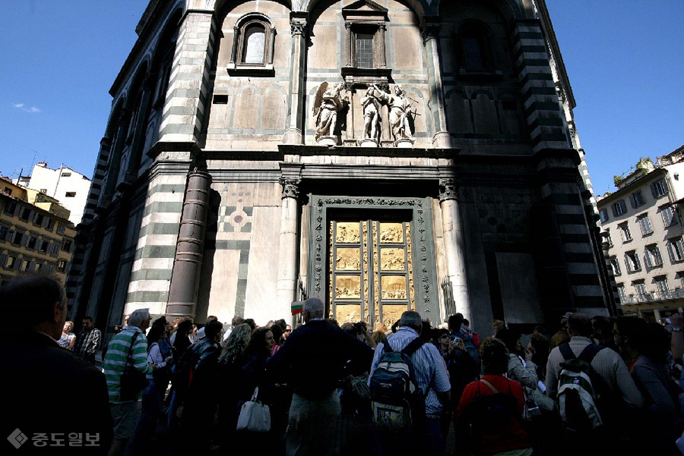 ▲미켈란젤로가 그 아름다움에 반하여 '천국의 문'이라 불렀다는 기베르티의 작품. 기베르티가 청동문을 완성한 것은 작품 제작에 착수한지 23년이 지난 1424년이었다. 문 한 쌍을 만들기 위해 20년이 소요된 것이다. 