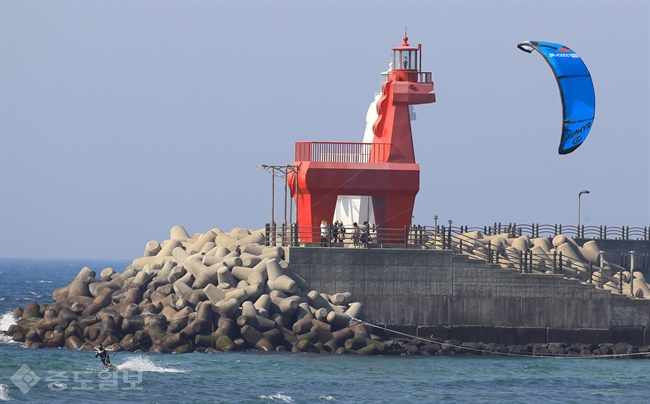 ▲ 기상청에 따르면 10일 제주도는 남해상을 지나는 기압골의 영향을 차차 받아 밤부터11일 새벽까지 흐리고 비가 오겠습니다. /사진=연합DB