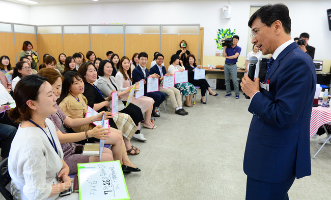 ▲ 도정현장탐방에 나선 안희정 충남지사는 9일 충남 청소년진흥원을 방문, 직원 간담회를 갖고 본원이전과 인력확충, 처우개선의 연차적 개선을 약속했다. <충남도 제공> ▲ 도정현장탐방에 나선 안희정 충남지사는 9일 충남 청소년진흥원을 방문, 직원 간담회를 갖고 본원이전과 인력확충, 처우개선의 연차적 개선을 약속했다. <충남도 제공>