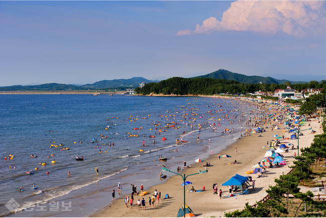 ▲ 한국관광공사와 해양환경관리공단으로부터 청정해수욕장에 선정된 춘장대해수욕장 전경.<서천군제공>