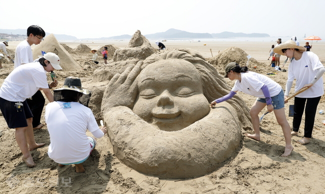 ▲ 해안사구에서 가까운 신두리 해수욕장에서열리는 국제 모래조각 페스티벌. 올해로 15회를 맞는다. <태안군 제공>