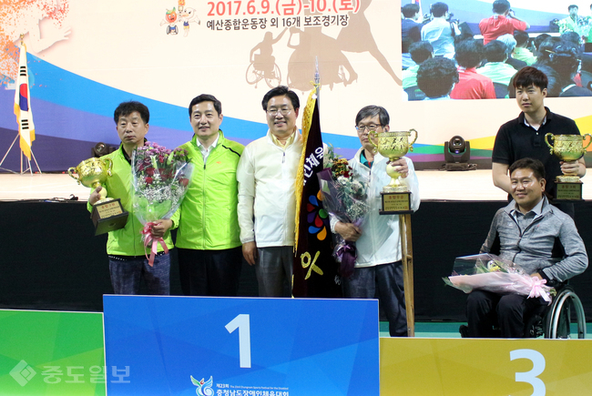 ▲ 제23회 충남장애인체전이 지난 9일부터 10일까지 예산군 일원에서 펼처진 가운데 당진시가 종합우승을 차지하고 내년 계룡시 대회에서 다시 만날것을 약속했다. ▲ 제23회 충남장애인체전이 지난 9일부터 10일까지 예산군 일원에서 펼처진 가운데 당진시가 종합우승을 차지하고 내년 계룡시 대회에서 다시 만날것을 약속했다.