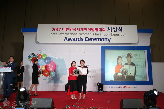 ▲ 한국여성발명협회 윤명희 회장은 지난 11일(일) 일산 킨텍스에서 개최된 2017 대한민국세계여성발명대회 시상식에서 그랑프리를 수상한 파디엠 강혜림 대표에게 상장과 상패를 수여했다. 