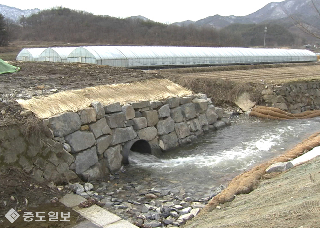 ▲ 보령댐이 가뭄 경계단계로 접어들면서 금강 백제보물을 보령댐으로 공급하는 도수로의 모습.<중도일보 DB> 