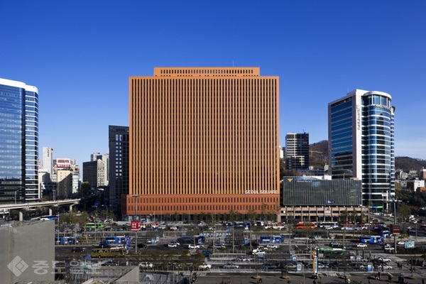 ▲출처=서울스퀘어 공식홈페이지/반듯하게 잘린 벽돌같은 모습으로 서울역 중심을 차지하고 있는 '서울스퀘어'.