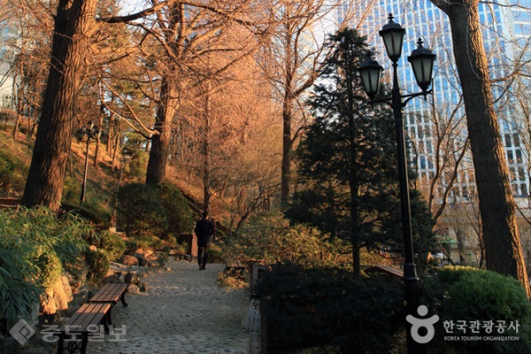 ▲출처=한국관광공사/서울스퀘어 뒷편에 위치한 산책로는 바쁘게 살아가는 직장인들에 쉼터가 되어준다.