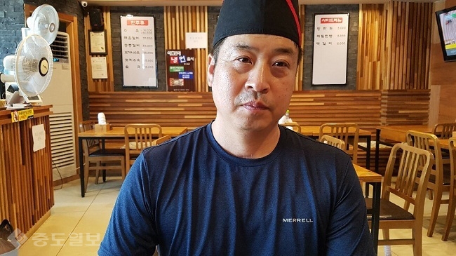 ▲ 파주금촌동 맛집 금촌역 곰작골 나주곰탕 김연철 사장이 맛과 품질은 보증한다며 착한가격과 음식의 정직함을 역설하고 있다./제공=김승열 기자 