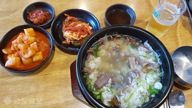 ▲ 파주시 금촌역 곰작골 나주곰탕의 소박하고 단아한 상차림이 우리 한국인 정서에 어울려 정갈해 보인다./제공=김승열 기자