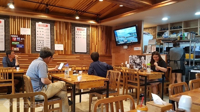 ▲ 파주시 금촌역 맛집으로 소문난 곰작골 나주곰탕집에서 간결하면서도 영양만점인 곰탐 한그릇의 여유와 흐뭇함이 넘쳐난다./제공=김승열 기자