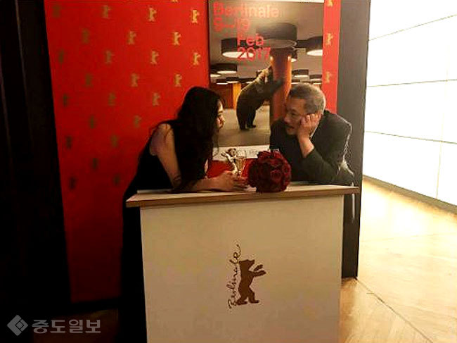▲ 베를린 영화제 공식 트위터에 소개된 홍상수, 김민희가 지난 2월 18일(현지시간) 저녁 여우주연상 수상자로 선정된 후 받은 은곰상 트로피를 쥐고 대화하고 있다./사진=베를린 영화제 공식 트위터 캡처·연합뉴스